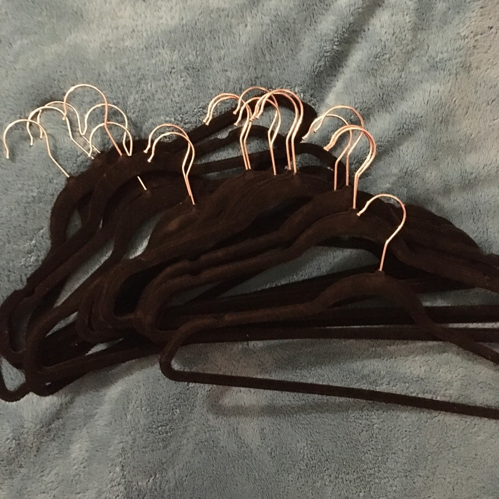 20 black velvet hungers